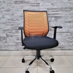 Кресло Barneo K-138 для персонала (черная ткань оранжевая сетка) в Екатеринбурге - mebel24.online | фото 1